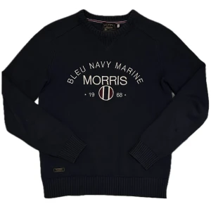 Stickad Morris Tröja -  Säljer min stickade Morris tröja☝️ Tröjan är använd men ändå i ett bra skick! Tröjans färg är lite ljusare marinblå (se sista bild).✌️  ⚜️storlek S ⚜️ På bilden 180cm, 63kg  Hör av dig vid minsta fråga! 