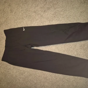Svarta baggy mjukisbyxor från Nike - Svarta mjukisbyxor från Nike, aldrig använt, toppskick passar nog 177-185.