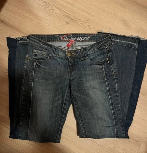 Mörkblå bootcut jeans från Esprit - Sydde de bootcut 97cm långa midjan är runt 80 cm Pris kan diskuteras