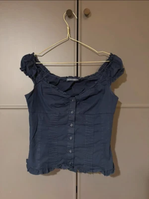 Mörkblå blus med volang och knappar - As snygg slutsåld topp från brandy melvillew! One size men sitter som xs-s💕