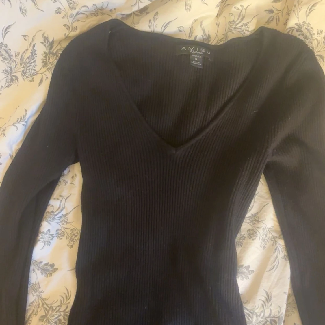 Svart ribbad v-ringad tröja Amisu - 2