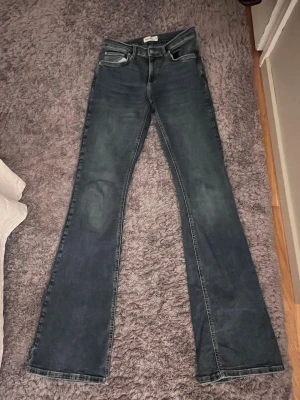 Blå bootcut jeans från Perfect Jeans - Snygga blå bootcut jeans från Gina tricot i storlek 36. Jeansen har klassisk femficksdesign, normal passform och är tillverkade i mjukt denimtyg. Perfekta för dig som gillar en retroinspirerad look med utsvängda ben.