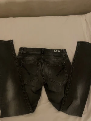 Gråa dondups - Säljer ett par grå jeans med snygga svarta detaljer. S:30 kan gå ned i pris vid snabbköp