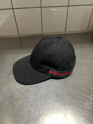 Svart Gucci keps - Den är helt ny använt ett par gånger. Pris kan diskuteras