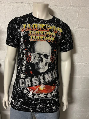 T-shirt med strasstenar storlek M. Från Violento. - Helt ny T-shirt från Violento. Storlek M.