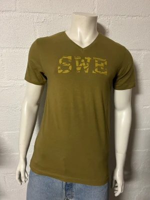 SWE T-shirt storlek L - Helt ny T-shirt från SWE. Storlek L. Tycker den är lite ljusare än på bilden.