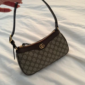 Gucci ophedia - Säljer en helt ny väska kom inte med skambud. Säljes som den är för 4000kr betalning via Swish eller upphämtning! Skickas med PostNord för extra 59 kr! Snabb affär prioriteras!! 