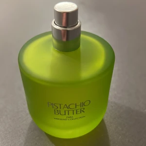 Zara Pistachio Butter parfym - Från Zara Weekend Collection kommer Pistachio Butter, en parfym i en cool grön flaska som sticker ut i samlingen. Perfekt för dig som gillar trendiga och unika dofter. Märket och kollektionen syns tydligt på flaskan.