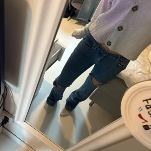 zara jeans - egenklipta hål, säljer då de ej används💕 storlek 34 men passar upp till 38 då de är stretchiga  midjemåttet är 36cm