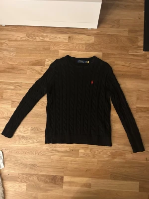 Ralph lauren cable knit - Skick 9/10 inga defekter| Storlek m| Perfekt nu till vintern, och passar till allt. Även den bästa julklappen