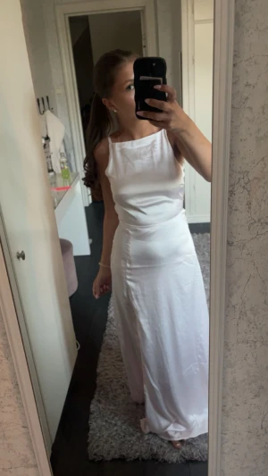 Balklänning/långklänning - Superfin ljusrosa klänning från Bubbleroom med smala axelband, v-ringning med spetsdetaljer i ryggen och slits på sidan. I storlek 34💞 Använd en gång💞