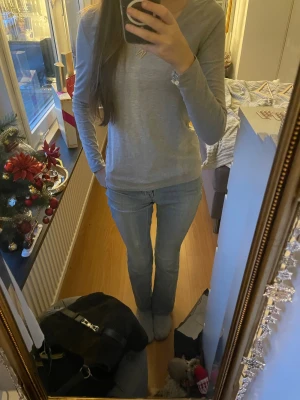 Grå tröja från Lager 157❣️ - Säljer en grå tröja från lager 157! Tyget är skönt och mysigt, funkar till vilken basic look som helst! Knappt använd💞
