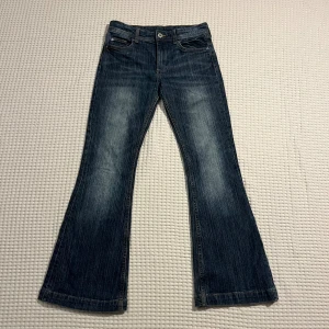 Bootcut jeans från H&M - Snygga blå bootcut jeans från H&M, perfekta för hösten. Jeansen är köpta för 449 kr. Jeansen har lite slitningar vi byxkanten💕💕I storlek 152 ❤️