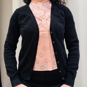 Klassisk svart H&M-kofta i ekologisk bomull, stl M – mjuk och mångsidig - Mjuk svart kofta från H&M, storlek M. 83 % ekologisk bomull, 17 % polyamid. I gott skick – perfekt till vardag eller kontor. Hämtas i Kista eller skickas.