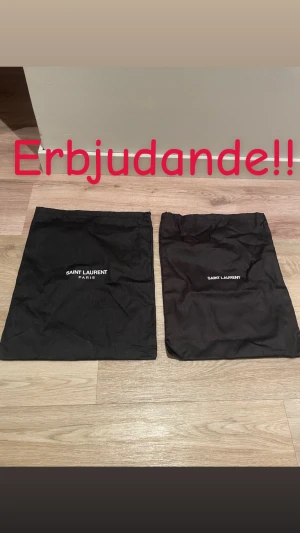 Svarta dustbags från Saint Laurent - Två svarta dustbags från saint Laurent för endast 299kr. Hör av er vid funderingar!🙌😁