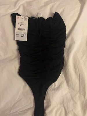 Svart body från Zara - Supersnygg svart body i storlek S från Zara