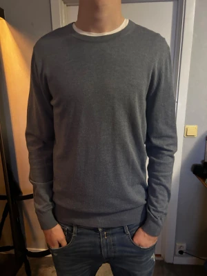 Dressman Tröja M - Schysst grå tröja från Dressman. Supima cotton. Strlk M. Modellen är 193cm och väger 82kg. Köpt för 600. Pris kan diskuteras