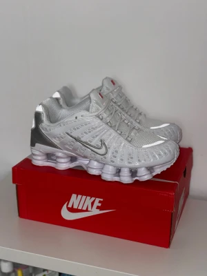 Nike Shox TL - Vita Nike Shox TL i storlek 45. Oanvända, bästa priset du kan få på denna appen. 🔥 Kontakta för frågor!