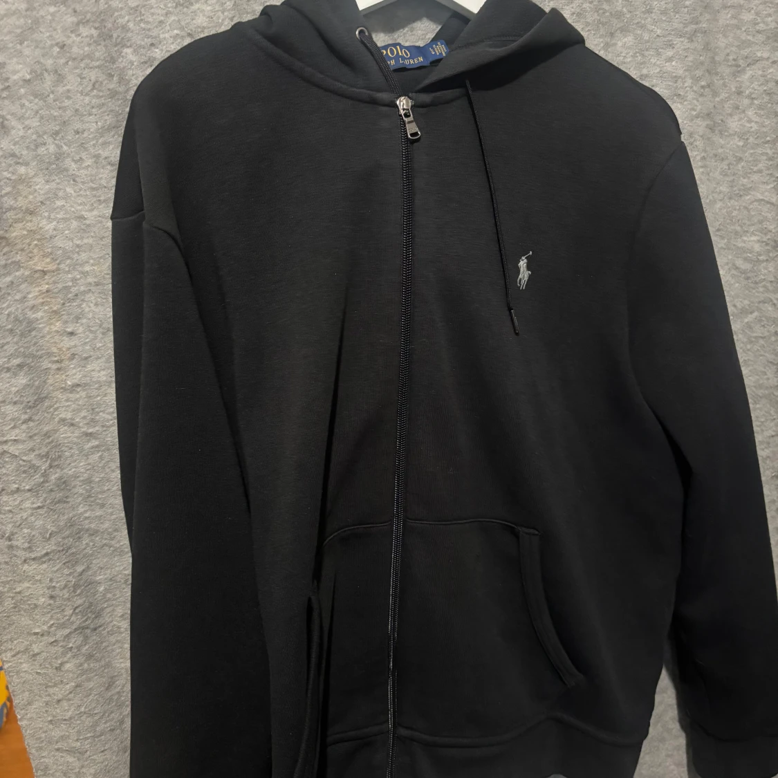 Svart hoodie med dragkedja från Polo Ralph Lauren