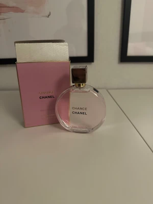 Chanel Chance EDP 100 ml ny  - Chanel Chance Eau Tendre Eau de Parfum i en snygg rosa förpackning. 100 ml sprayflaska – perfekt för dig som vill ha en ikonisk doft i större storlek. En klassiker som ger en lyxig känsla till din vardag.