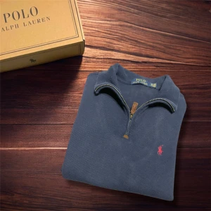 Mörkblå half zip tröja Polo Ralph Lauren - Storlek XS. Normal passform. Mycket fint skick utan fläckar eller hål. Mockadetalj vid dragkedjan. 📏 Mått: bröst … cm × 2, längd … cm (modell på bilderna är 172 cm / 60 kg). Klassisk och stilren half zip som funkar till allt. Nypris ca 1400–1600 kr. ✅ Äkta vara | 📩 Öppen för bud och frågor | 🚚 Skickas inom 24 timmar
