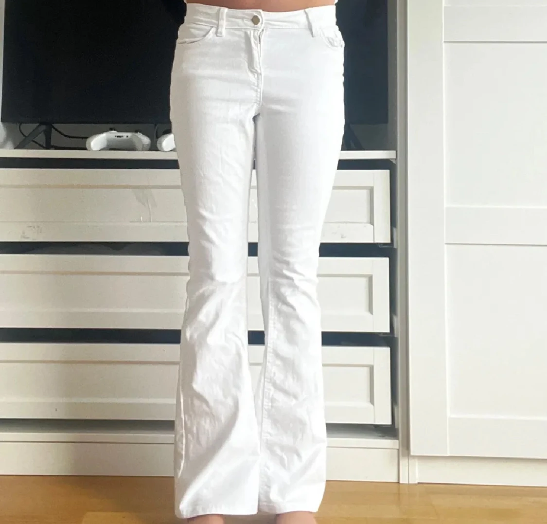 Vita low waist bootcut jeans från Lindex