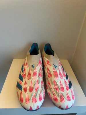 Adidas fotbollsskor  - Adidas predetor, skick 8/10, storlek 43,1/3