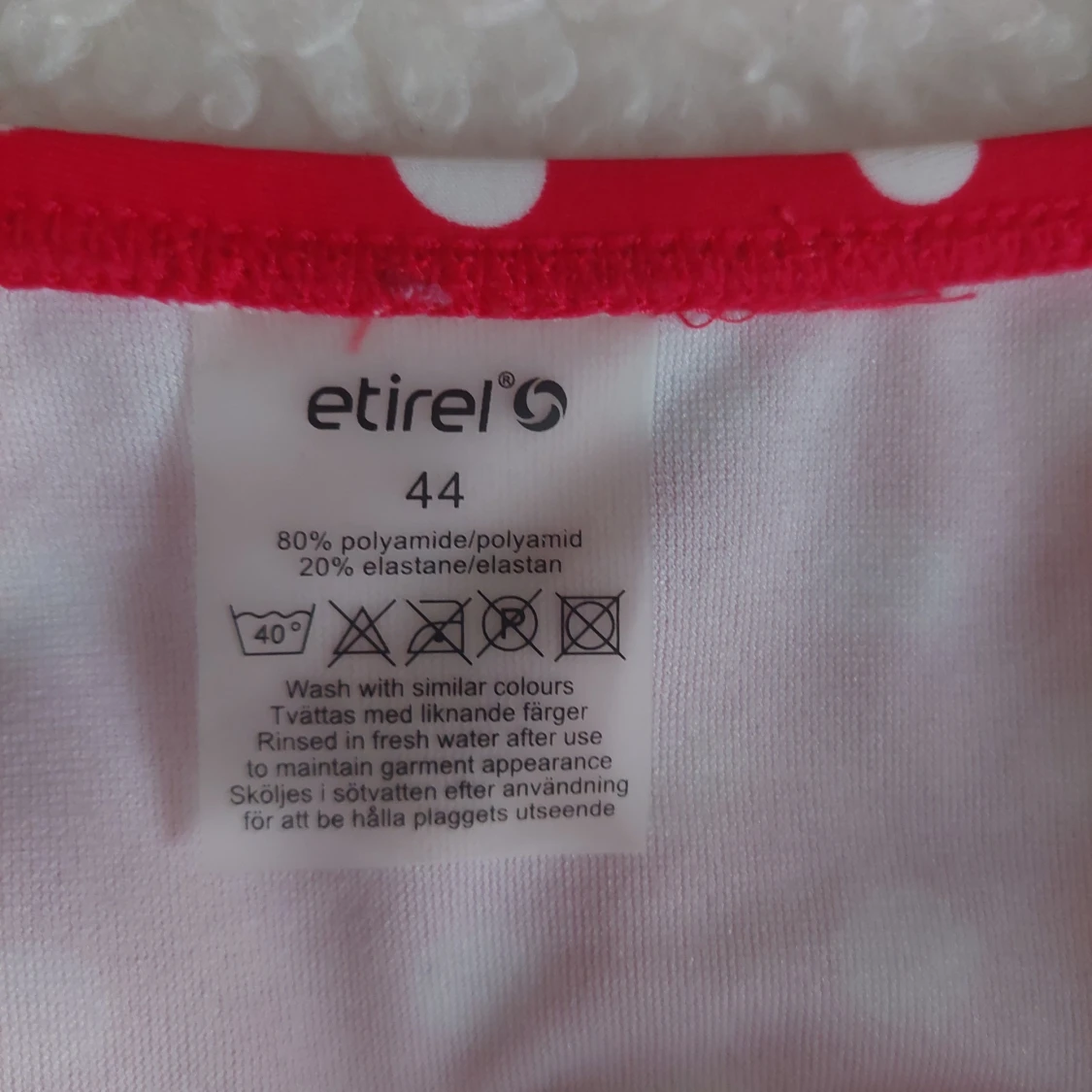 Två bikinisar med prickigt mönster.Storlek 44 - 5