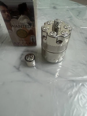 Azzaro Wanted Eau de Parfum - Azzaro Wanted Eau de Parfum, 100 ml. Snygg och unik flaska med cool design. Perfekt storlek för att ta med sig. Passar dig som vill sticka ut och visa din stil.