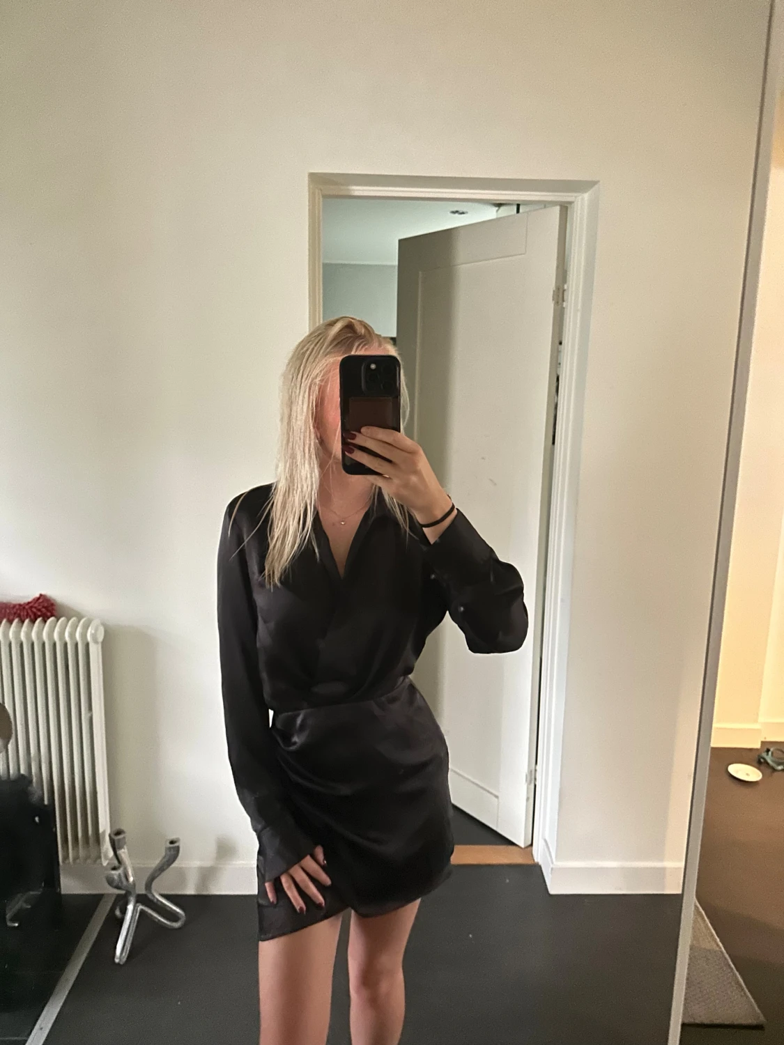 Svart satinklänning från Zara i storlek XS - 1