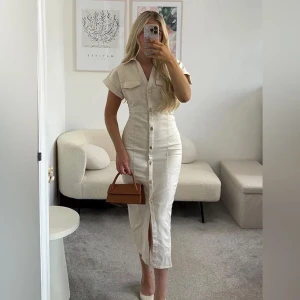 Zara jeans klänning beige - Kom ej till användning, använde den en gång i somras. Jättefin klänning bara inte min stil. 