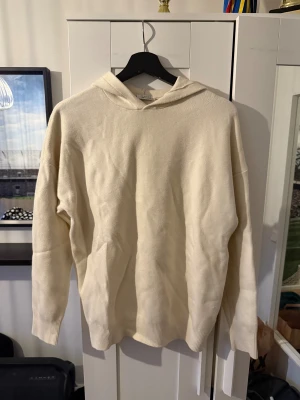 Beige hoodie från Zara i storlek S - En stilren beige hoodie från Zara i storlek S. Tröjan har en klassisk huva, ribbade muddar och är tillverkad i ett mjukt material som känns skönt mot huden. Perfekt för dig som gillar en enkel och clean look.