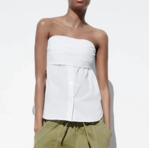 Vit bandeau tubtopp från Zara - Säljer en vit bandeau tubtopp från Zara i storlek L. 💕💕