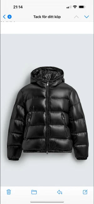 Svart pufferjacka från Zara - HELT NY ENDAST TESTAD, POPULÄR!!Säljer en svart pufferjacka från Zara med glansig finish och huva. Jackan har breda, quiltade sektioner, två sidofickor med dragkedja och hel dragkedja framtill. 