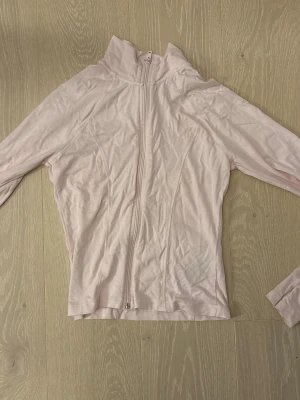  zipjacka  - Säljer en ljusrosa zipjacka från Gina Tricot i mjuk bomull. Jackan har hög krage, långa ärmar och dragkedja framtill. Enkel och clean design som passar perfekt till lager på lager eller som ett lättare ytterplagg.