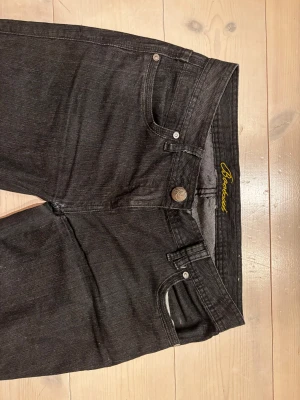 Svarta lågmidjade bootcut jeans  - Snygga svarta jeans från bootcut. .köpta sekondhand och om sydda till lågmidjade och bootcut. Köpa i ny skick och endast provade sen dess. Låg midja utan någon lapp men passar som storlek 36