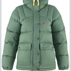 Grön pufferjacka från Fjällräven - Helt ny med prislapp kvar!!! Kommer inte sälja för under 6700❤️ Kan tänka mig byta mot en i storlek XS, S, eller M