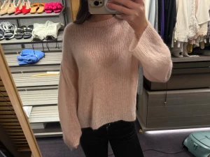 Ljusrosa stickad ARKET tröja - Super snygg o gullig stickad tröja från arket där den är helt slutsåld💗 tröjan är använd max 2 gånger och därför i superbra skick!