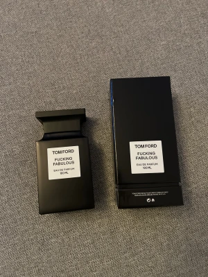 Tom Ford Fucking Fabulous 100ml - Hej!  Säljer min Tom Ford parfym som jag fick för min födelsedag av mina föräldrar, använt några gånger men flaskan är fortfarande inprincip helt full. Har frågat om kvitto men finns ej kvar! Originalboxen ingår. Vid några frågor så är det bara o hojta till! Givetvis är den äkta.