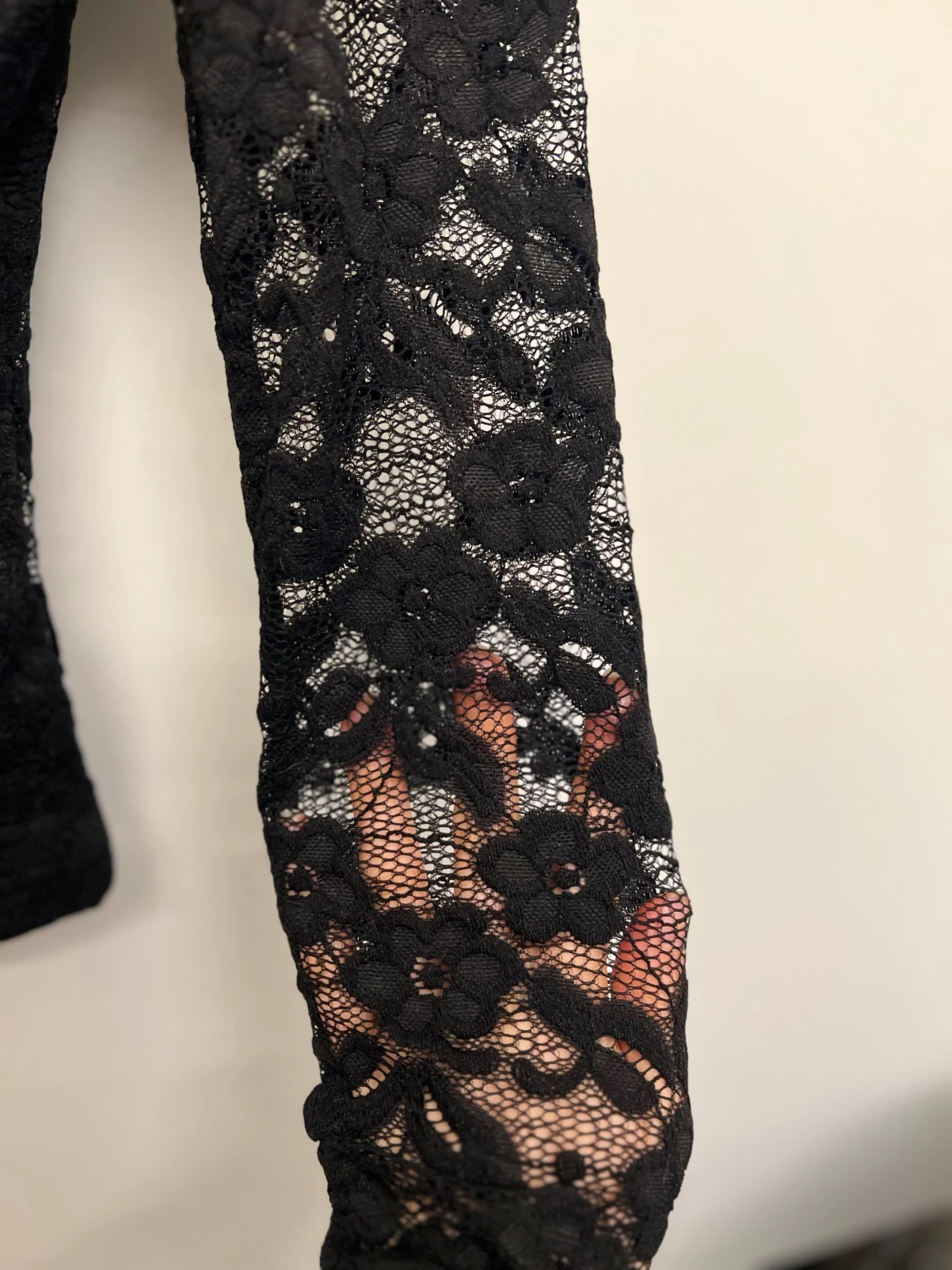 Svart spetsblus med blommönster - 2