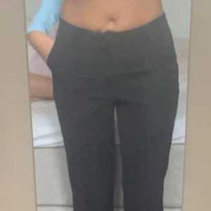 Svarta kostymbyxor från Bik Bok - Säljer ett par svarta kostymbyxor från Bik Bok med klassisk passform och raka ben. Byxorna har hällor för bälte och sidfickor, perfekt för en clean och stilren look. Materialet är mjukt och följsamt, vilket gör dem bekväma hela dagen. Har 2 par ett par i storlek 36 och ett par i 34 så skriv vilken storlek ni vill ha. Inga skador på nån av dom. Mycket bra skick.  