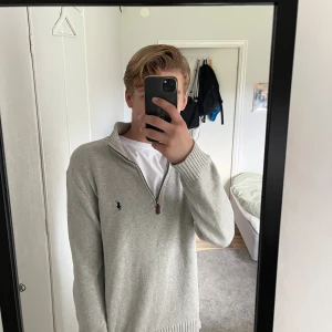 Ralph Lauren Pullover  - Quarter zip tröja från Ralph Lauren! Väldigt bra skick en lite fläck på bröstet och lite missfärgning på kragen men inget som syns, strl M! Kan sänka priset vid en smidig affär!  