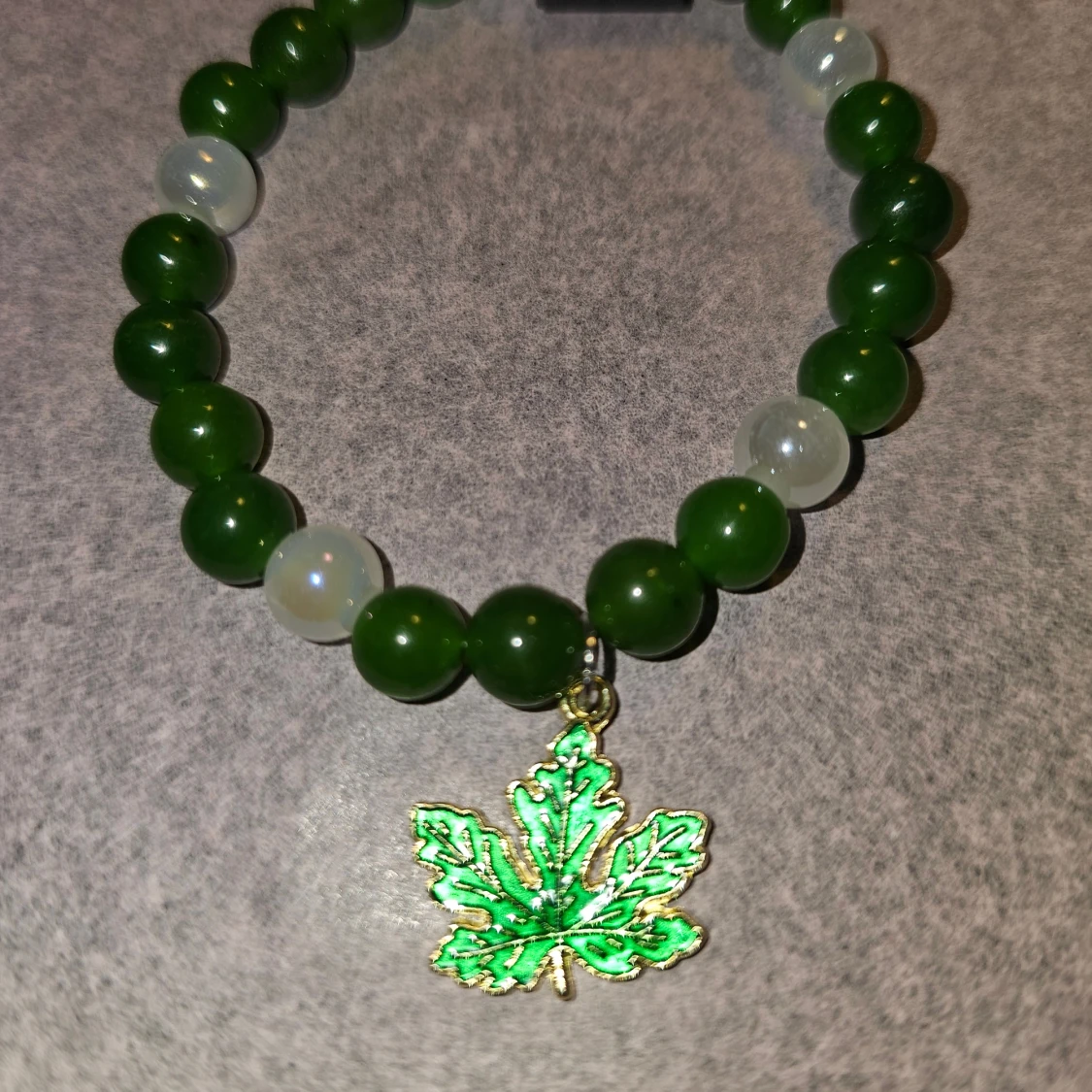 Grönt pärlarmband med lönnlöv berlock - 1
