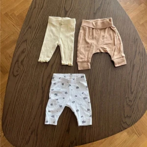 3 bebisleggings - 3 bebisbyxor i storlek 50 från H&M, fint skick.