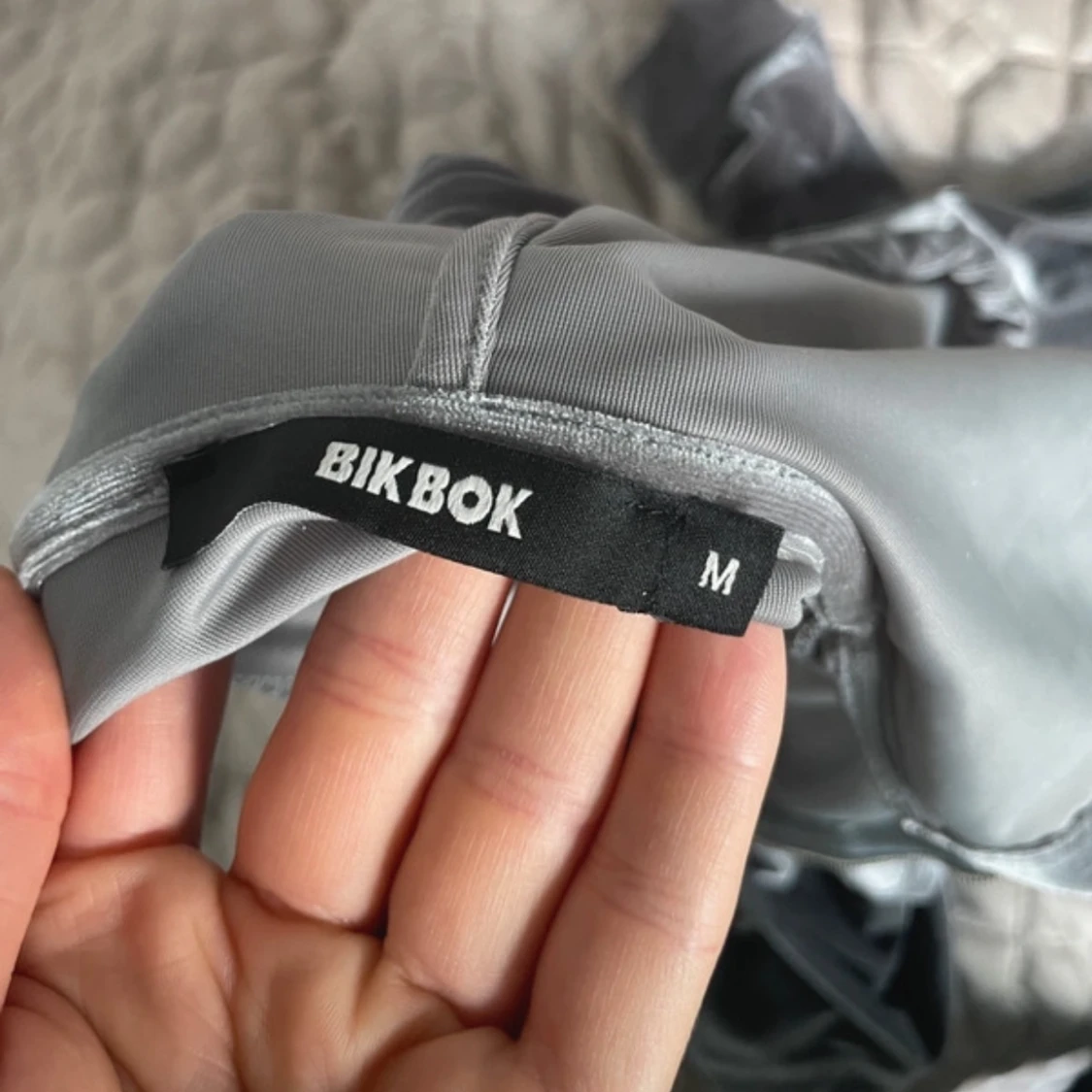 Grå croppad hoodie från Bik Bok - 3