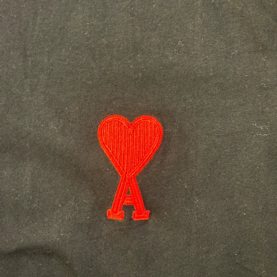 Svart t-shirt från Ami med rött hjärta - 1