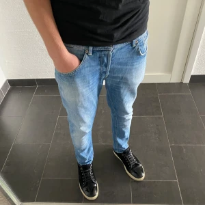 Dondup George jeans  - Dondup George Jeans! Trendigaste jeansen på marknaden med perfekt passform. Midjemått ca 43 cm och ytterbenslängd ca 93 cm. Skick = 9,5/10 Nypris = 4000 kr 💸 Säljs för = 899 kr