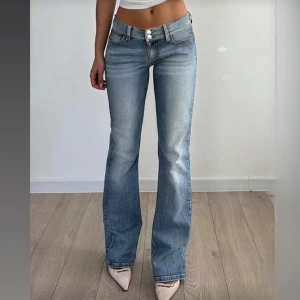 Stretchiga Midwaist bootcut jeans ljusblå - Snygga midwaist jeans i ljusblå med bootcut-ben med fickor. Jeansen har dubbla knappar i midjan och dragkedja. Dom är stretchiga och helt oanvända. Rekommenderar dom till kortare tjejer jag är 169 cm o dom går ner till strax över vaderna på mig.(  orginalpriset är 300kr)