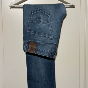 Replay Waitom Jeans - Replay Waitom Jeans i snygg tvättad blå färg, skick 9,5/10, minimal slitning mellan benen (se bild), size 33/32, Pris kan diskuteras!! 🤝🏻