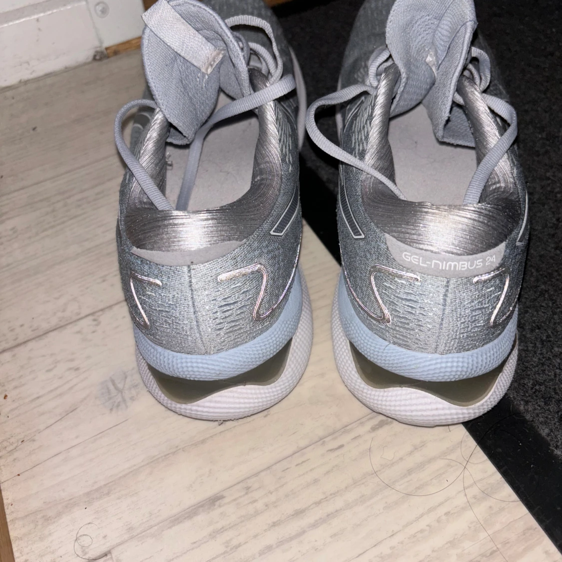 Asics Gel-Nimbus 24 ljusgrå sneakers - 3